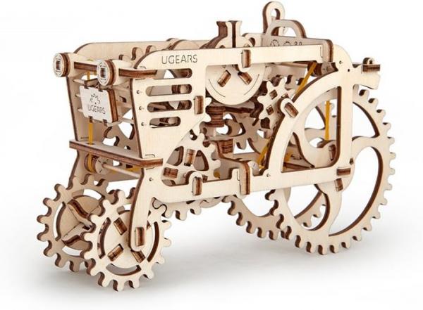 Der Traktor von Ugears ist ein mechanisches 3D-Puzzle